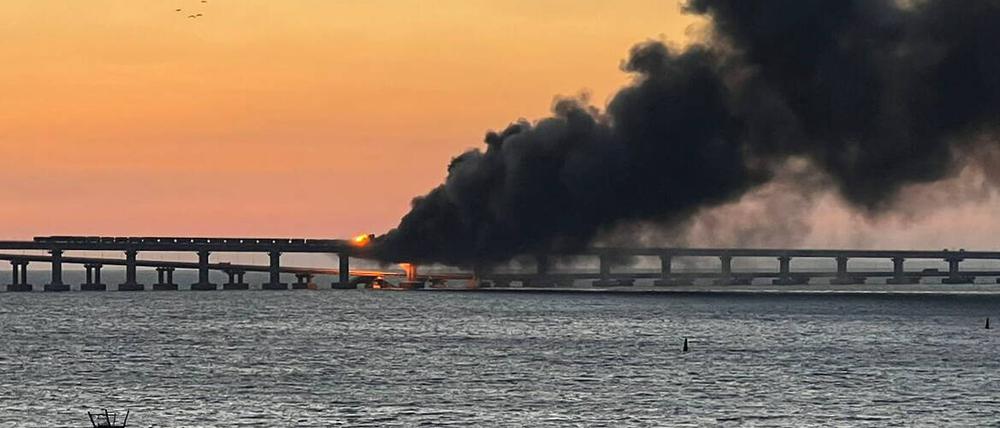 Die Krim-Brücke nach der Explosion am Samstagmorgen.