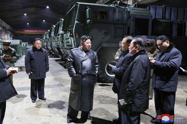 Kim Jong Un beim Besuch eines nordkoreanischen Rüstungsunternehmens.