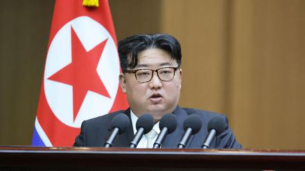 Kim Jong Un bei seiner Rede vor dem „Parlament“ Nordkoreas.