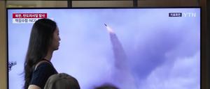 19.07.2023, Südkorea, Seoul: Ein Fernsehbildschirm zeigt ein Archivbild des nordkoreanischen Raketenstarts während einer Nachrichtensendung im Bahnhof von Seoul. Nordkorea hat nach Angaben des südkoreanischen Militärs erneut zwei ballistische Raketen abgefeuert. Nun droht Nordkorea mit dem Einsatz von Atomwaffen.