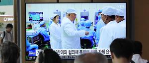Ein Fernsehbildschirm zeigt ein Archivbild des nordkoreanischen Führers Kim Jong Un (3.v.l), während einer Nachrichtensendung im Bahnhof von Seoul.