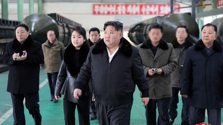 Diktator Kim und seine Tochter beim Besuch einer Waffenfabrik.