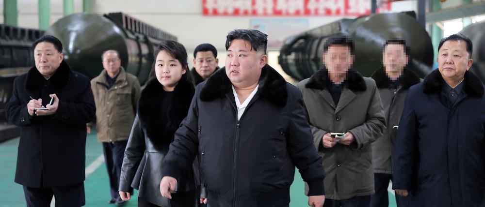 Diktator Kim und seine Tochter beim Besuch einer Waffenfabrik.