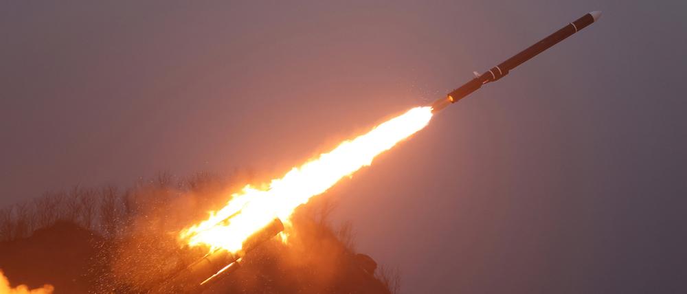 Die von der staatlichen nordkoreanischen Nachrichtenagentur KCNA zur Verfügung gestellte Aufnahme zeigt nach Angaben von KCNA den Test eines Marschflugkörpers vom Typ „Hwasal-2“. 