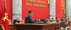 Der Machthaber in Nordkorea bei einer mehrtägigen Parteisitzung in der Hauptstadt Pjöngjang:  Kim Jong Un.