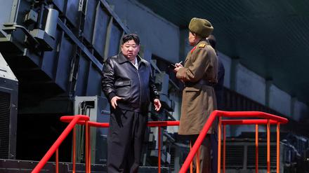 Nordkoreas Machthaber beim Besuch einer Munitionsfabrik.