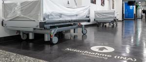 Patientenbetten stehen im Krankenhaus vor der Notaufnahme. 