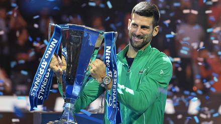 Novak Djokovic mit dem Pokal der ATP Finals.