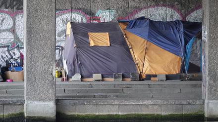 05.09.2023, Hamburg: Die Zelte von Obdachlosen stehen unter der Kennedybrücke an der Außenalster. Am Donnerstag soll der erste Spatenstich zum Neubau für die Übernachtungsstätte «Pik As» für obdachlose Männer stattfinden. Foto: Franziska Spiecker/dpa +++ dpa-Bildfunk +++