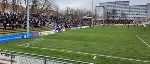 Zum Oberliga-Spitzenspiel zwischen Lichtenberg 47 und Hertha 03 Zehlendorf war das Hans-Zoschke-Stadion gut gefüllt.