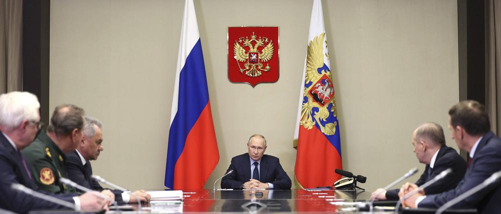 Russlands Präsident Putin mit Regierungsmitgliedern.