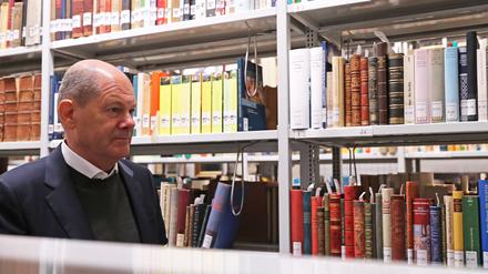 Bundeskanzler Olaf Scholz zu Besuch im Theodor-Fontane-Archiv. 