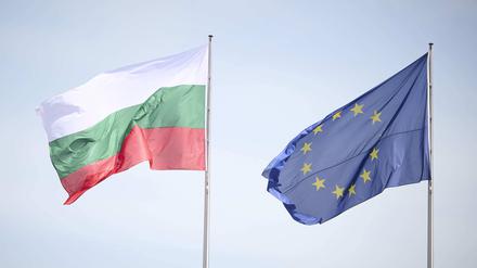 Die bulgarische und die europäische Fahne am 16.05.2022 im Bundeskanzleramt in Berlin. 