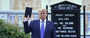 Trump hält im Juni 2020 eine Bibel vor einer Kirche in Washington.