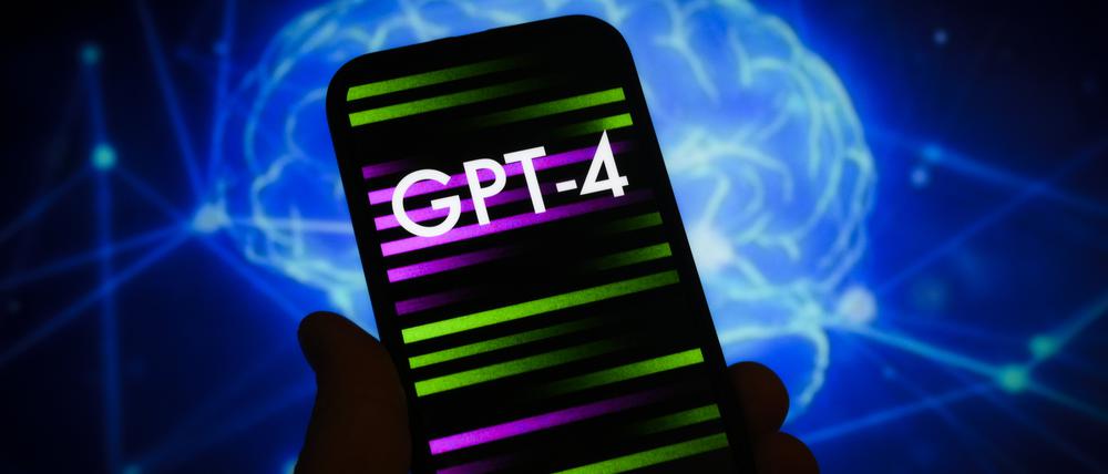 GPT-4 ist eine verbesserte Version von GPT-3.5, der KI also, auf der ChatGPT basiert. 