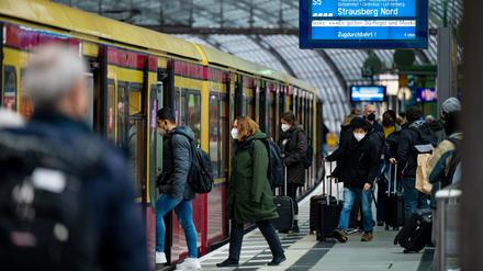 Fahrgäste steigen im Hauptbahnhof in eine S-Bahn ein.