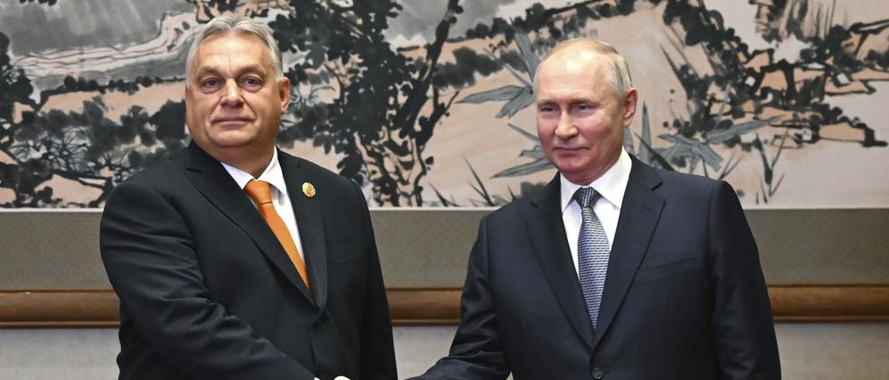 Auf diesem von der staatlichen russischen Nachrichtenagentur Sputnik via AP veröffentlichte Foto begrüßt Wladimir Putin, Präsident von Russland, Viktor Orban, Ministerpräsident von Ungarn, vor ihren Gesprächen am Rande des Belt and Road Forums (BRF). 