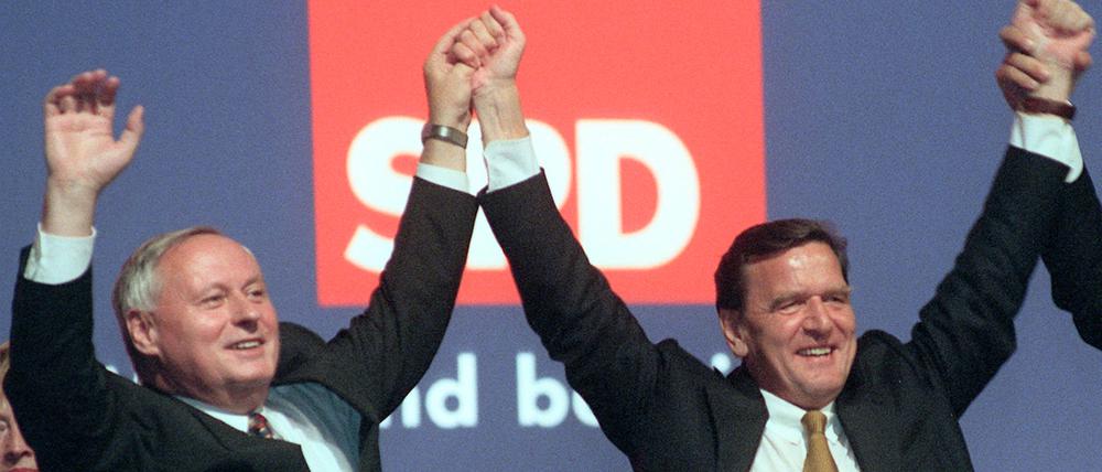 Lafontaine und Schröder bei einer SPD-Veranstaltung im Jahr 1998.