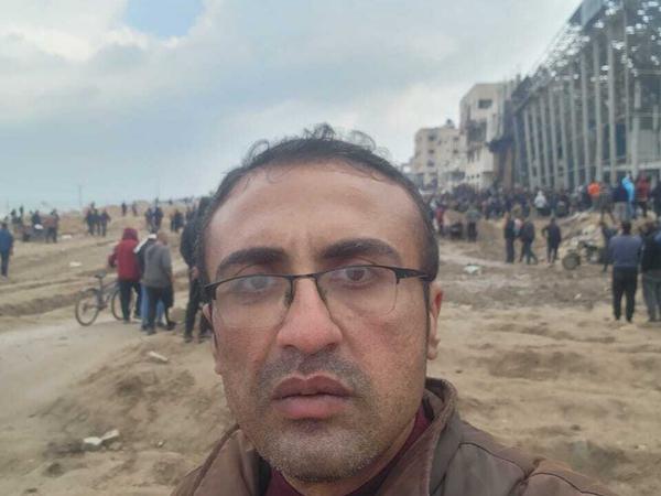 Mohammed Sallam auf einem Foto, das er dem Tagesspiegel per Whatsapp geschickt hat. Es zeigt ihn beim Warten auf einen Lastwagen mit Hilfslieferungen – der an dem Tag nicht kam, wie er schreibt. 