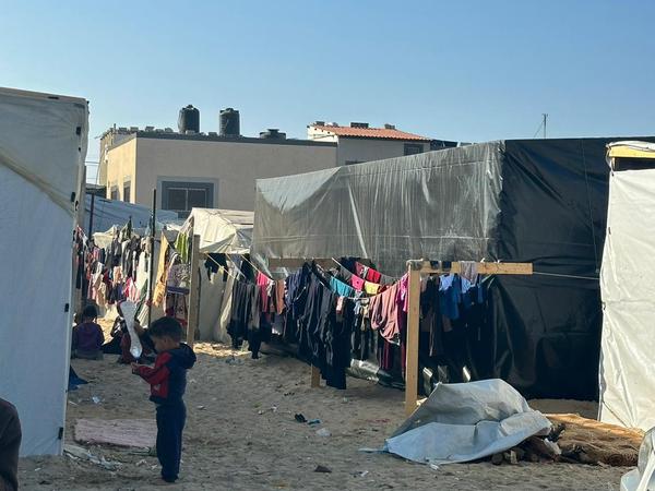 In diesem improvisierten Zelt hausen Ala Alwadiya und ihre Familie derzeit in Rafah, wie sie auf Whatsapp schreibt. 