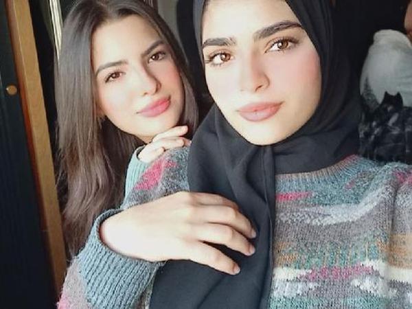 Zinh Dahdooh (rechts) auf einem Foto mit ihrer Cousine Ghada, das sie dem Tagesspiegel über Instagram geschickt hat. Die 13-Jährige kam nach Angaben von Zinh Dahdooh vor einigen Tagen durch die Folgen der israelischen Luftangriffe ums Leben.