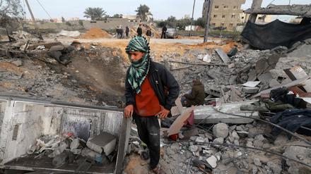 Ein Junge betrachtet die Zerstörung nach einem Bombenangriff am 23. Februar in Rafah.