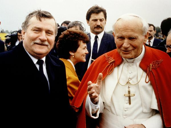 Papst Johannes Paul II. und Lech Walesa, erst Anführer der freien Gewerkschaft Solidarnosc, dann Polens Präsident.