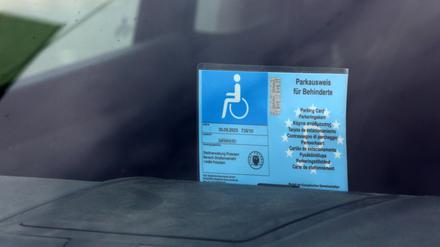 Die Potsdamer Führerscheinstelle drohte mehr als 100 Behinderten mit Führerscheinentzug, nachdem diese einen Parkausweis beantragt hatten.