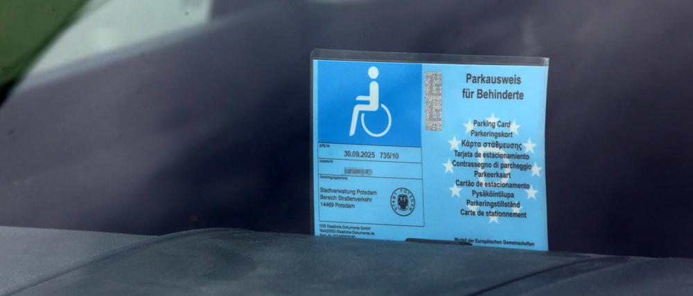 Die Potsdamer Führerscheinstelle drohte mehr als 100 Behinderten mit Führerscheinentzug, nachdem diese einen Parkausweis beantragt hatten.