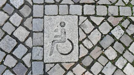 Brandenburg, Potsdam: Die Kennzeichnung eines Behindertenparkplatzes ist in der Innenstadt in das Straßenpflaster integriert. Menschen mit Behinderung sollen künftig einen EU-weit anerkannten Behindertenausweis beantragen können.