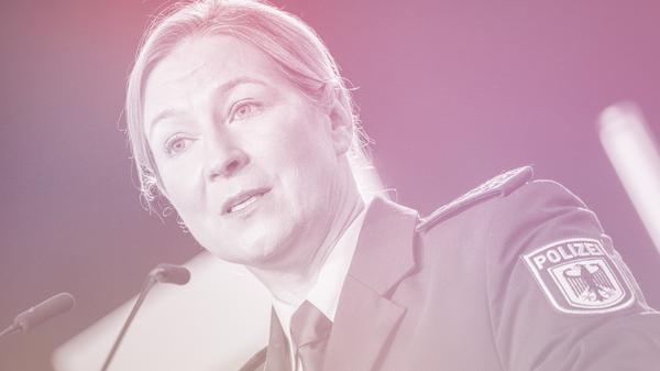 Claudia Pechstein in Polizeiuniform bei ihrer Rede auf dem CDU Grundsatzkonvent
