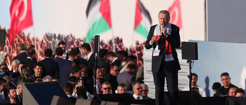 Recep Tayyip Erdogan spricht auf einer propalästinensischen Kundgebung in Istanbul am Sonnabend.