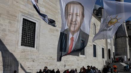 Transparente der AKP mit dem Konterfei von Präsident Erdogan in Istanbul.