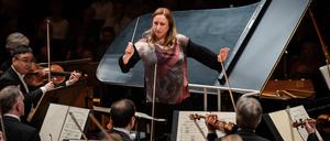 Die Dirigentin Simone Young am 25.5.2023 zusammen mit den Berliner Philharmonikern.