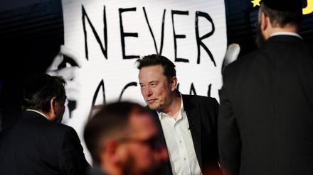 „Never again“, „nie wieder“, lautete der Titel einer Konferenz in Krakau, auf der Elon Musk über den Antisemitismus in sozialen Medien gesprochen hat.
