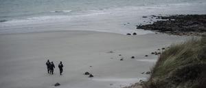 Frankreich, Wimereux: Polizisten suchen an einem Strand nach Migranten. Bei der versuchten Überquerung des Ärmelkanals sind fünf Menschen ums Leben gekommen.