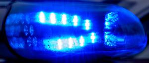 SYMBOLBILD - 04.12.2023, Sachsen-Anhalt, Magdeburg: Blaulicht leuchtet auf einem Fahrzeug der Polizei. (zu dpa: «Mann nach Brand in Weißenhorn in Lebensgefahr») Foto: Klaus-Dietmar Gabbert/dpa +++ dpa-Bildfunk +++