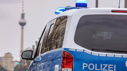 Ein Streifenwagen der Berliner Polizei mit Blaulicht im Einsatz auf der Frankfurter Allee.