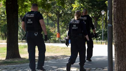 Polizisten sind im Görlitzer Park unterwegs. Immer wieder finden dort Einsätze gegen Drogenhandel statt.