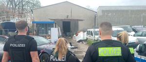 05.04.2024, Berlin: Polizisten stehen vor einer Lagerhalle im Berliner Ortsteil Bohnsdorf, in der die Polizei giftige Substanzen gefunden hat. Es besteht der Verdacht, dass dort synthetische Drogen hergestellt wurden. Foto: Lutz Deckwerth/dpa +++ dpa-Bildfunk +++