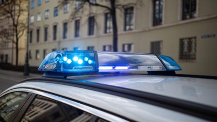 Polizeieinsatz Symbolbild Polizeiwagen wÃ¤hrend eines Polizeieinsatz mit Blaulicht im Einsatz.