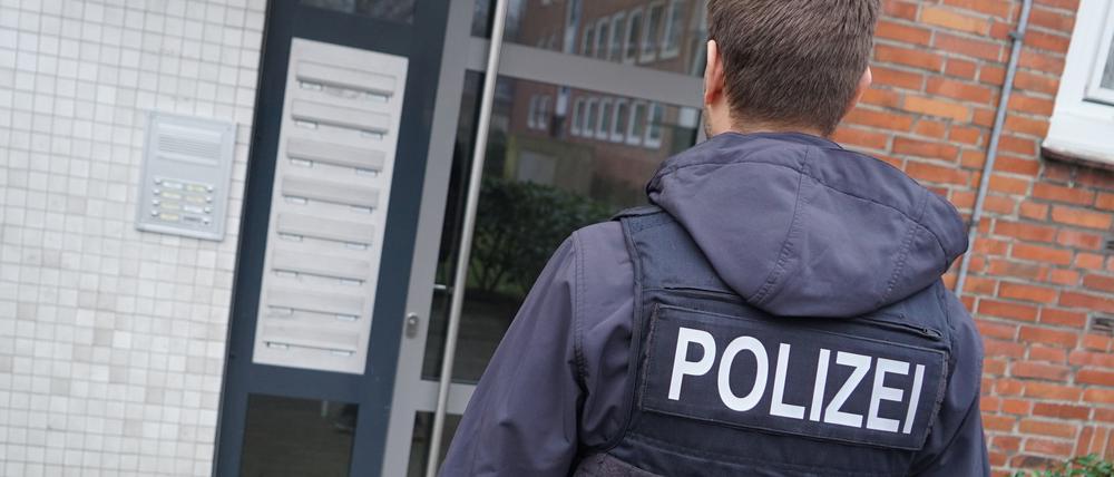 Beamte der Bundespolizei führen am frühen Donnerstagmorgen Durchsuchungen in Hamburg und Berlin durch. 