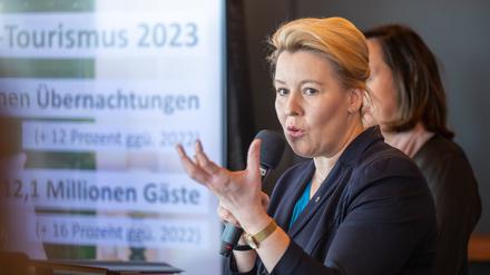 Wirtschaftssenatorin Franziska Giffey (SPD) stellte am Freitag im Restaurant auf dem Fernsehturm die amtliche Tourismus-Statistik für 2023 vor.