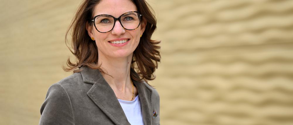 Cornelia Betsch, Professorin für Gesundheitskommunikation, steht vor dem Kommunikations- und Informationszentrum der Universität Erfurt. Am 1. April soll sie den Deutschen Psychologie Preis 2021 erhalten. +++ dpa-Bildfunk +++