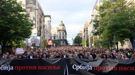 So begann es: Tausende protestieren gegen im Mai in Belgrad gegen die allgegenwärtige Gewalt im Land.