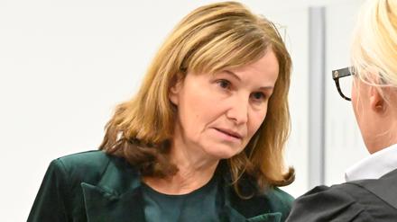 Die Lunapharm-Geschäftsführerin Susanne Krautz-Zeitel am Freitag im Landgericht Potsdam. Die Brandenburgerin bestreitet alle Vorwürfe. 