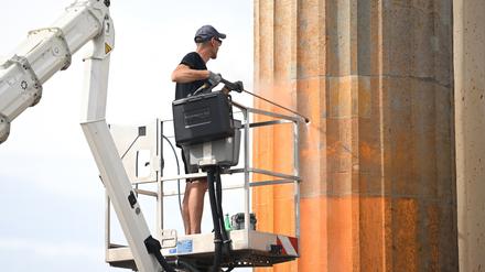 Reinigungsarbeiten nach einem Farbanschlag der Klimagruppe Letzte Generation auf das Brandenburger Tor. Rund sechs Monate nach der Aktion soll nun ein erster Prozess gegen Beteiligte beginnen.
