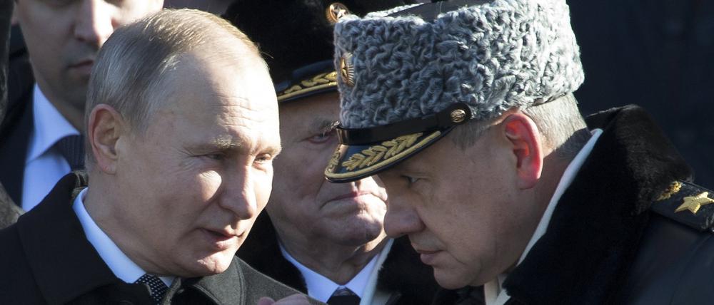 Der russische Präsident Wladimir Putin (links) und Verteidigungsminister Sergej Schoigu.