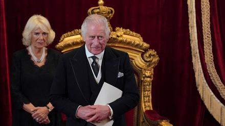 König Charles III. und seine Gemahlin, Königin Camilla, während des Accession Council im St. James’s Palace.