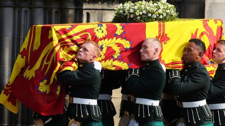 Königliche Wachen mit dem Sarg der Queen in Edinburgh 